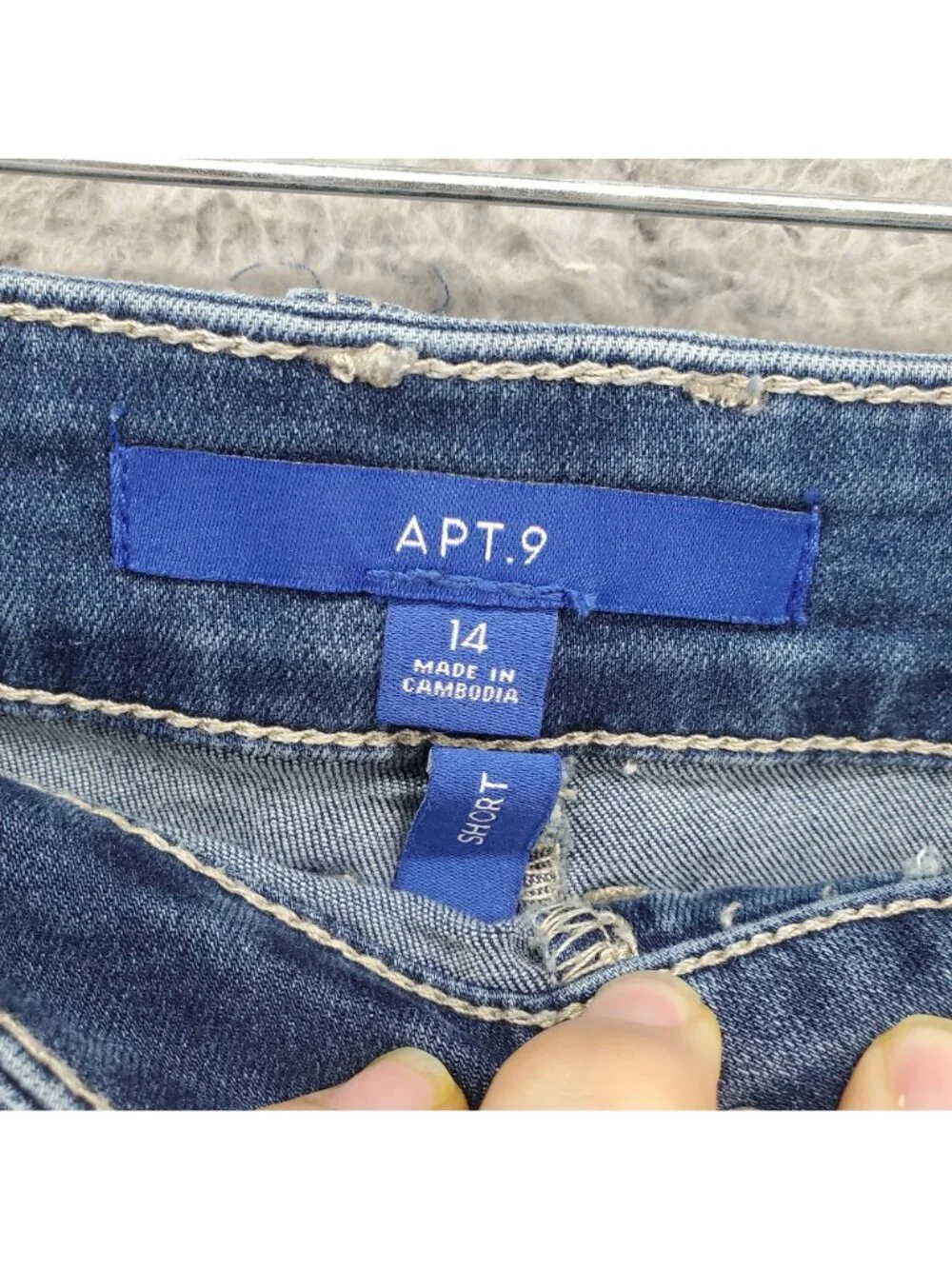 APT. 9 Shorts Womens Size 14 Blue Denim Cuffed Stretchable Jorts *Read*